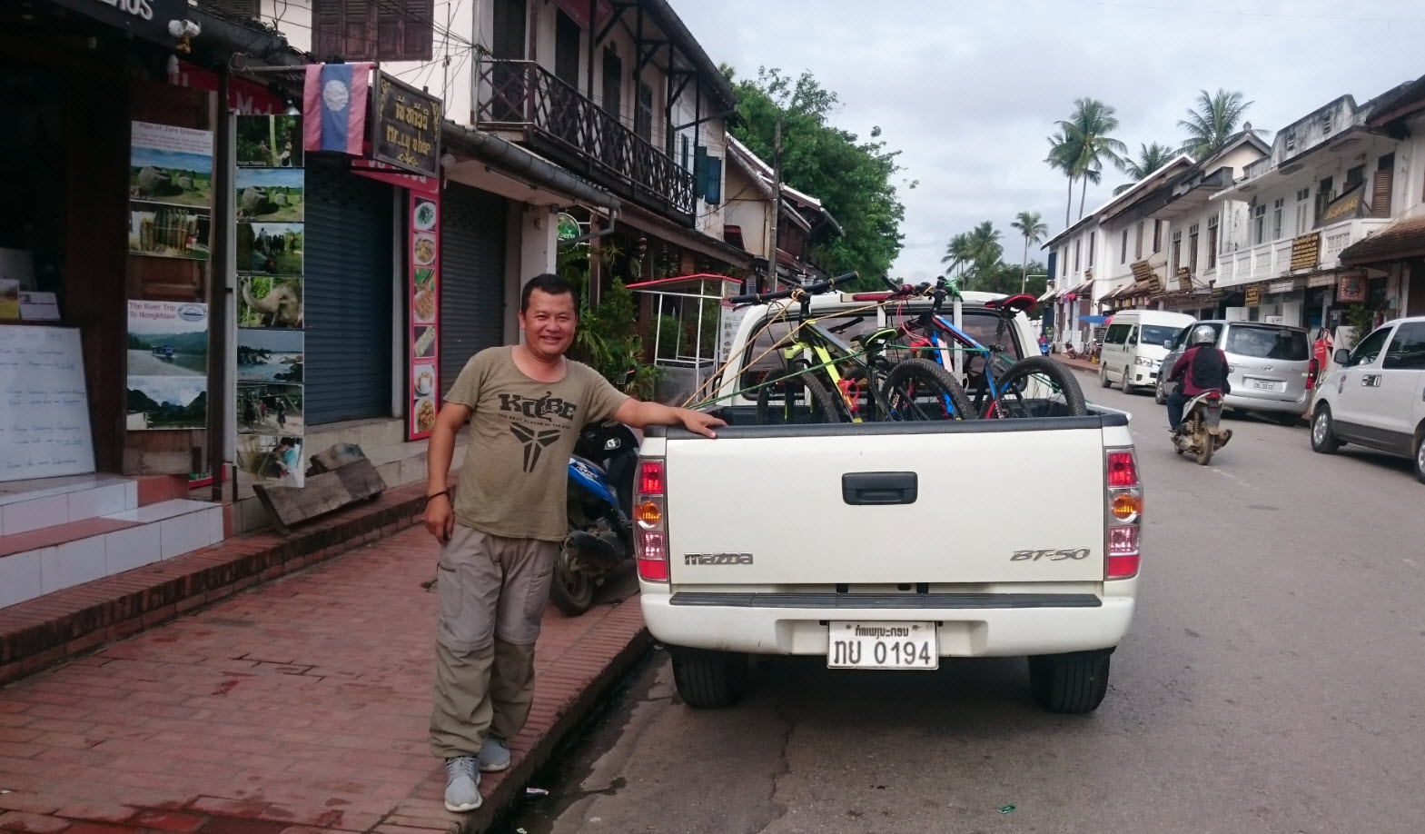 Phai with a pickup suport on bicycle tour